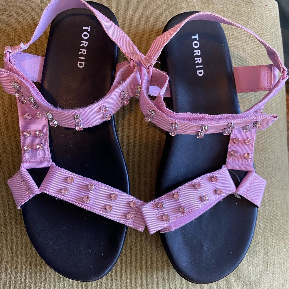 🌸3/$25; Torrid lavender rhinestone sandals 8.5W